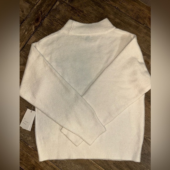 The Softest and Cozy Sweater Size Small New With Tags By a. new day - Picture 4 of 7